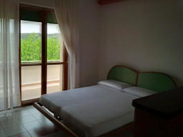 kleines Apartment Schlafbereich mit Balkon